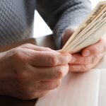 お金を確認する人