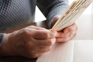 お金を確認する人
