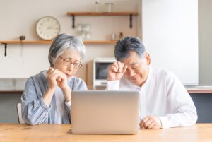 老後を考える老夫婦
